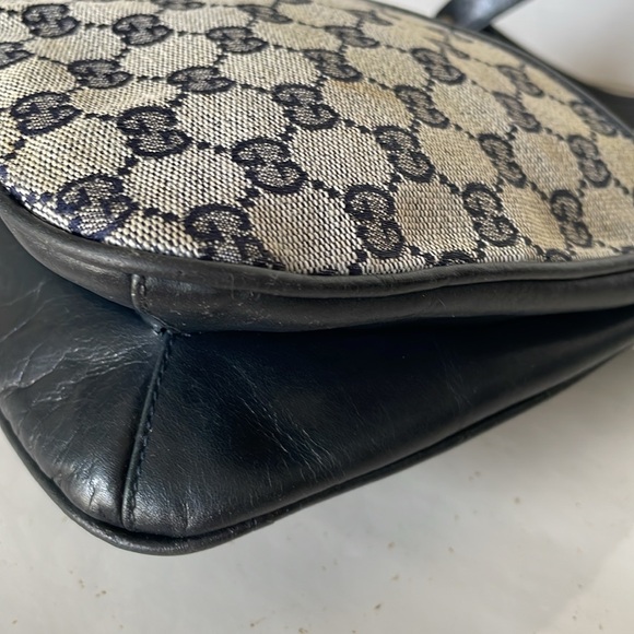 Authentic Gucci Canvas/Leather Shoulder Bag. - Picture 15 of 17